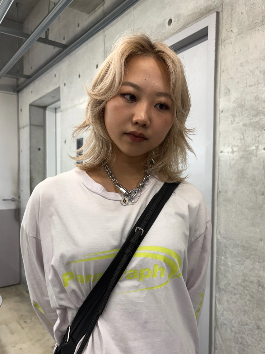 ミディアム フジイ トワ/ レイヤーカットのヘアスタイル