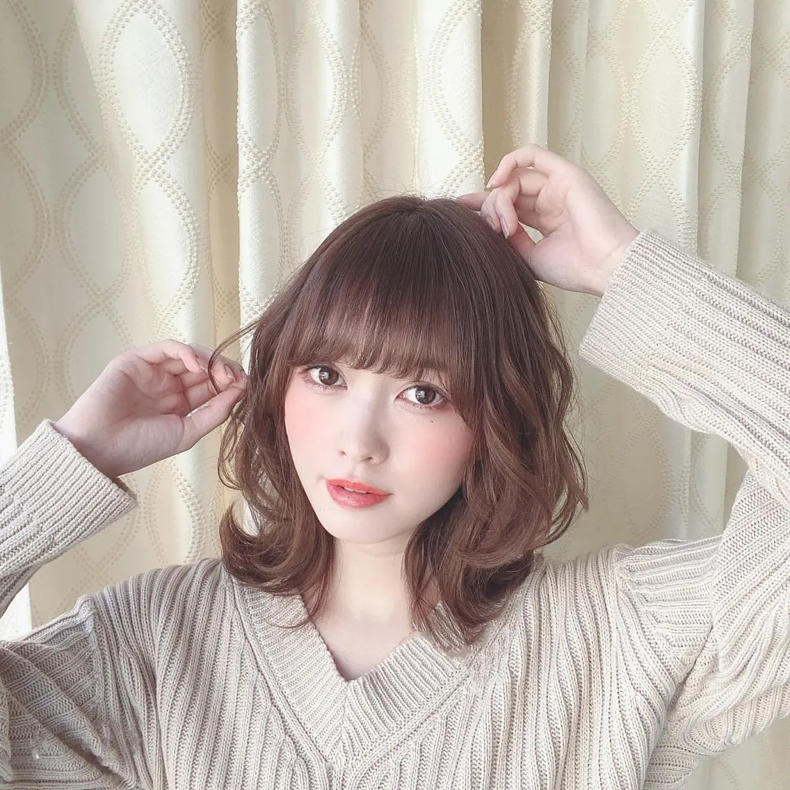 ミディアム カラー ヘアアレンジ 外ハネヘア 美髪矯正 韓国レイヤーのヘアスタイル