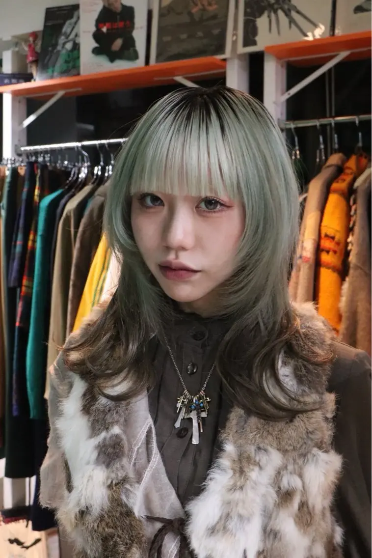ミディアム カラー デザインカラー ミント ヘアカラー レイヤー/ブリーチ iwamiya岩見谷のヘアスタイル