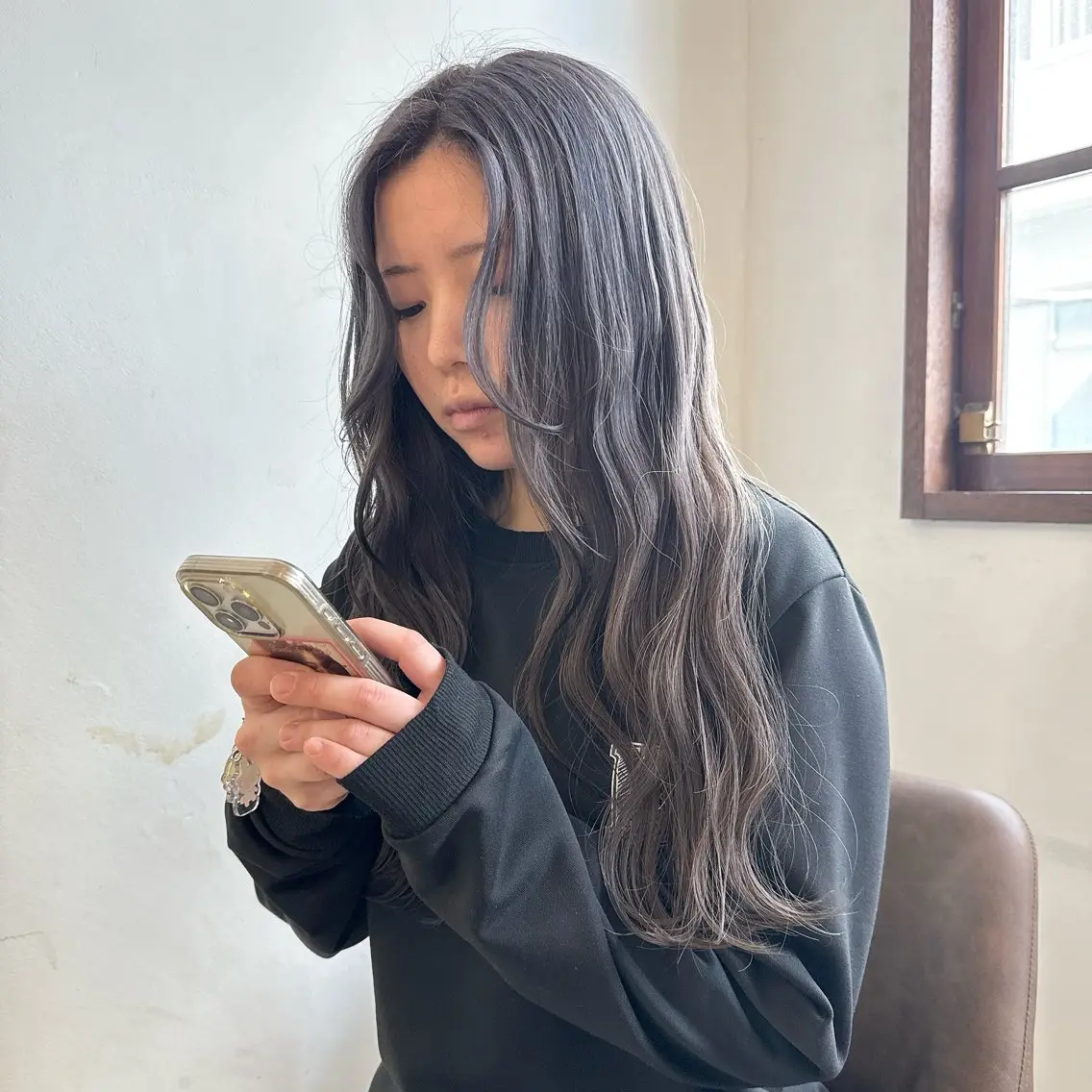 ロング カラー バレイヤージュ ブリーチ ケアブリーチ ダークグレー ダブルカラー ヘアカラー トリートメント ブリーチの神 KYONのその他イメージ