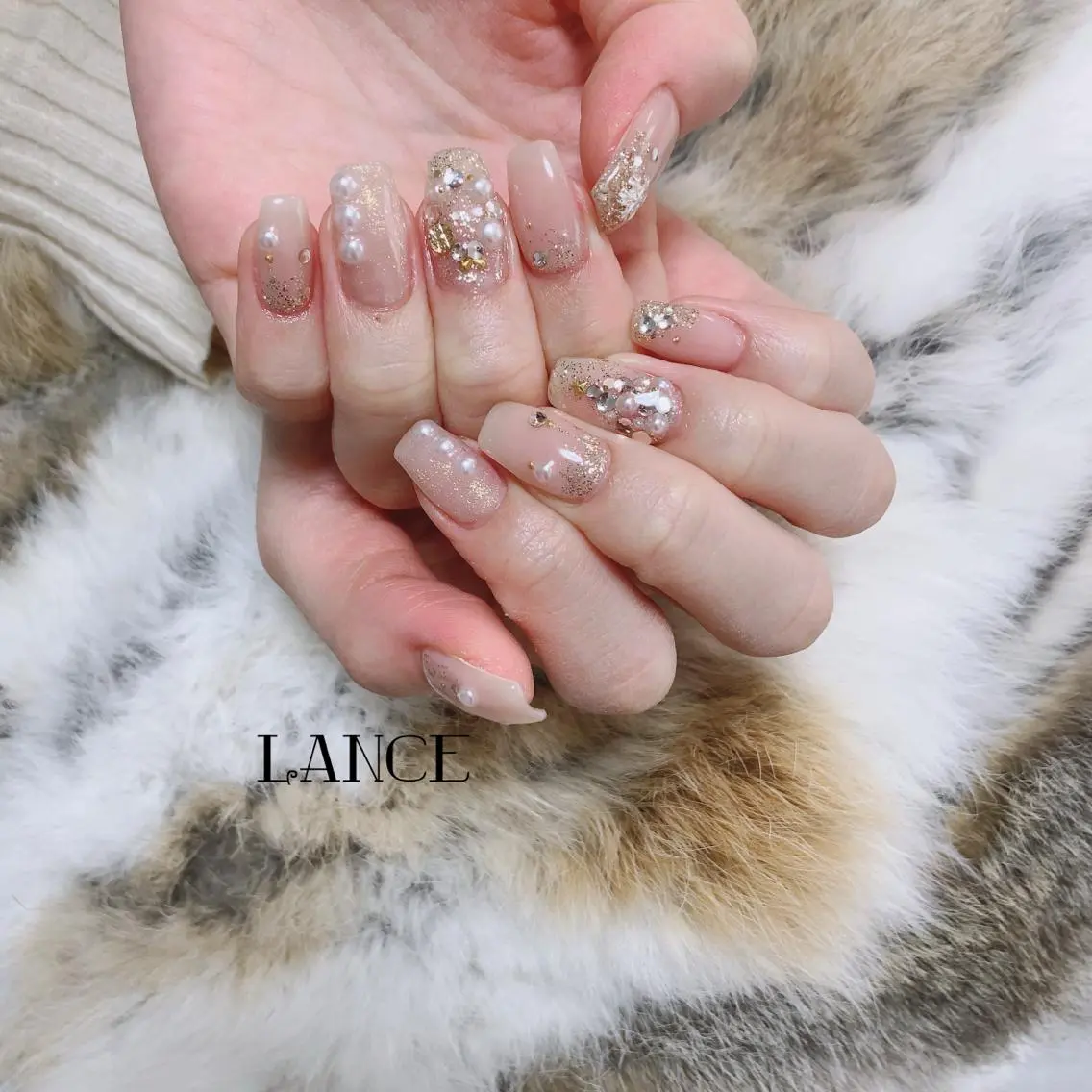 ミディアム ネイル クリスマス オーロラネイル フレンチネイル ワンホンネイル 冬ネイル Lance nailのネイルデザイン