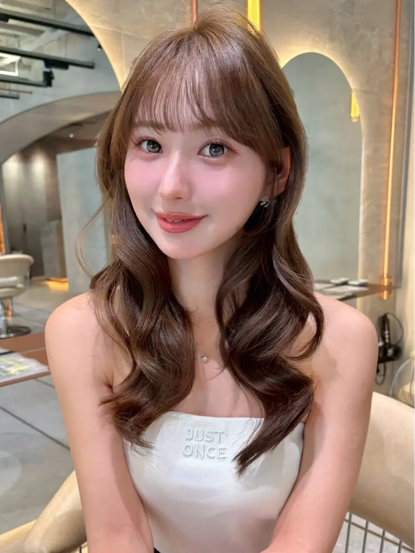 セミロング 韓国風ヘア レイヤーカット シースルーバング 小顔カット 小顔レイヤー/顔周り 艶髪カラー/金山のヘアスタイル