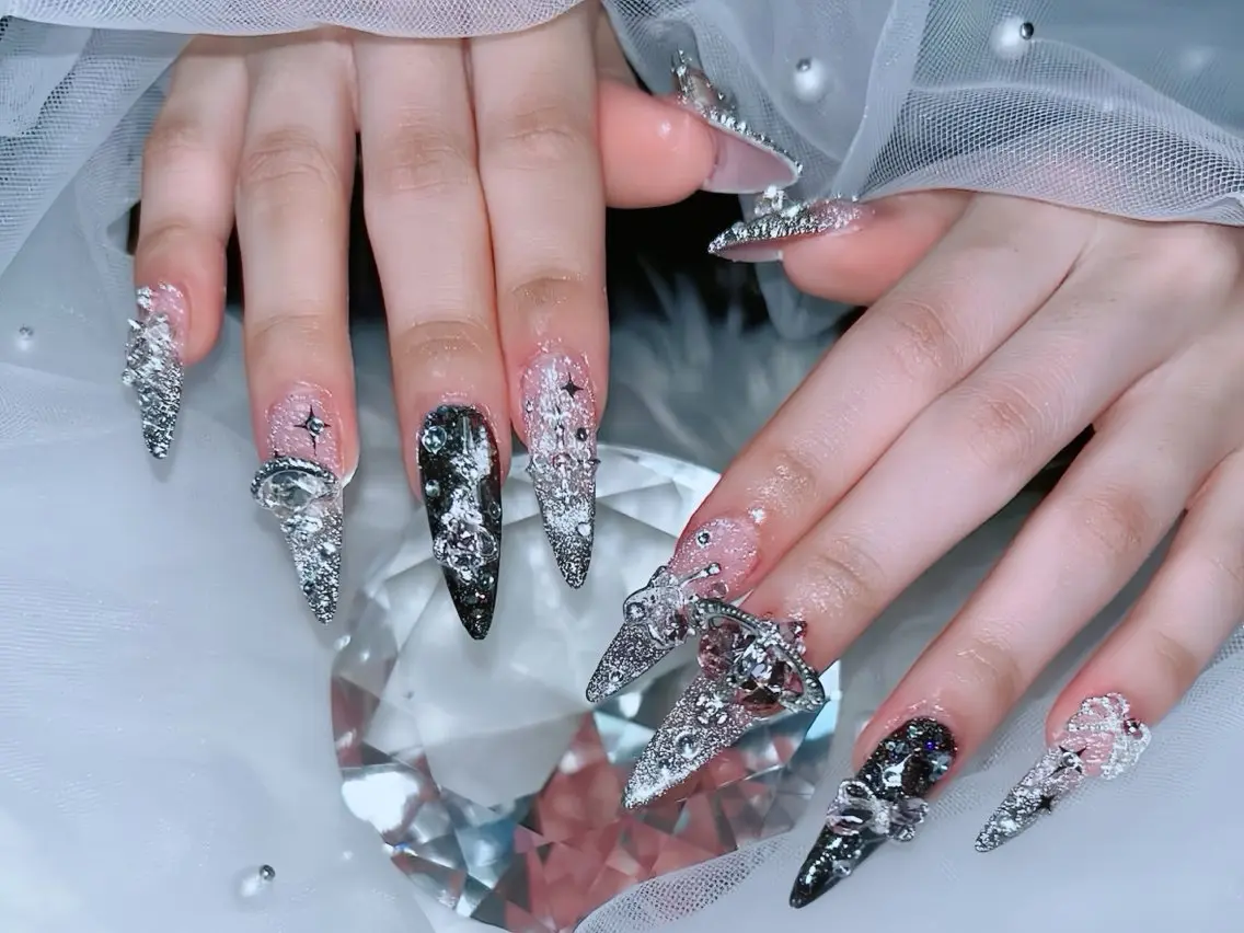 ネイル ボルドー フレンチネイル グラデーション キラキラネイル 韓国ネイル ハンドネイル Rin Nail 新大久保店のネイルデザイン