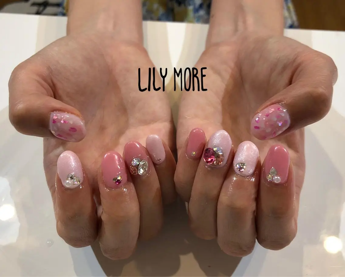 ネイル ストーンネイル Lily closetのネイルデザイン