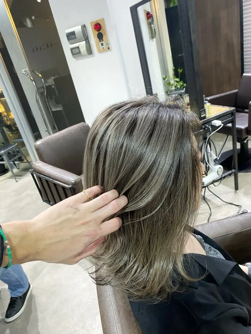 セミロング レイヤーカット ヘアカラー 山影✨バレイヤージュ ハイライト✨メンズ◎のヘアスタイル