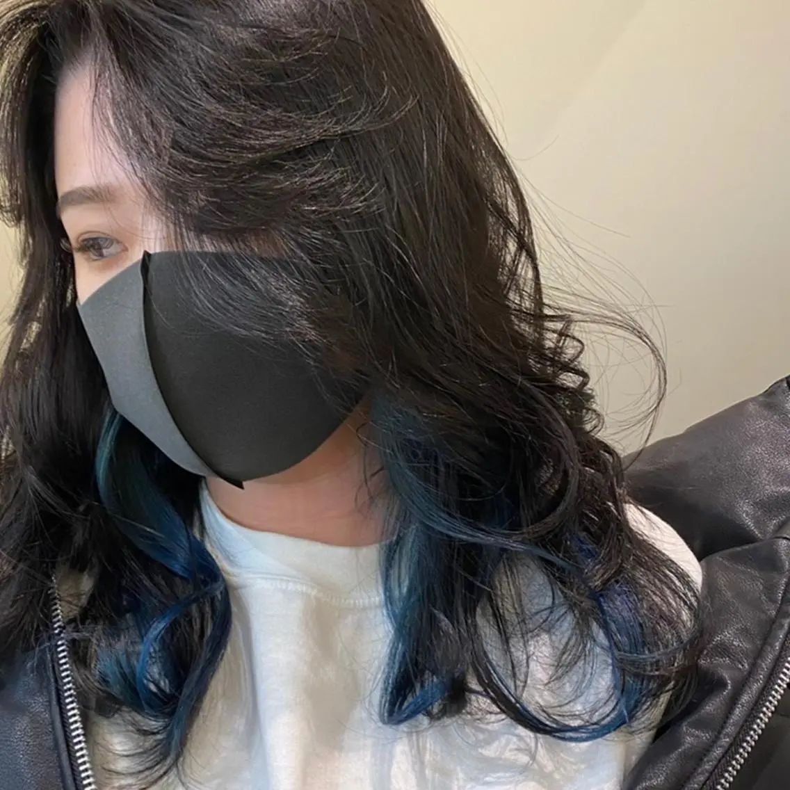 セミロング カラー ブリーチ ブルーカラー インナーカラー 新宿⌇韓国風ヘア ⌇透明感カラーのヘアスタイル