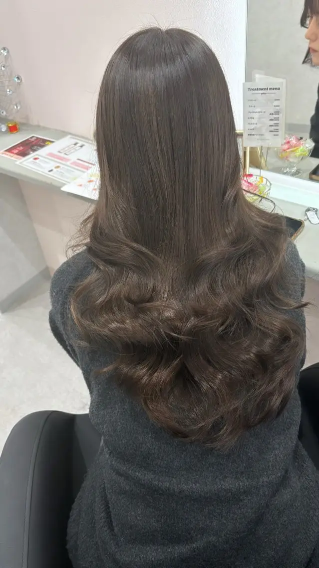 平日限定価格‼️💠🩵カット＋艶カラー＋髪質改善トリートメント🦋💙水素とコラーゲンでプルプルサラサラ⸝⸝⸝🫶🏻の写真