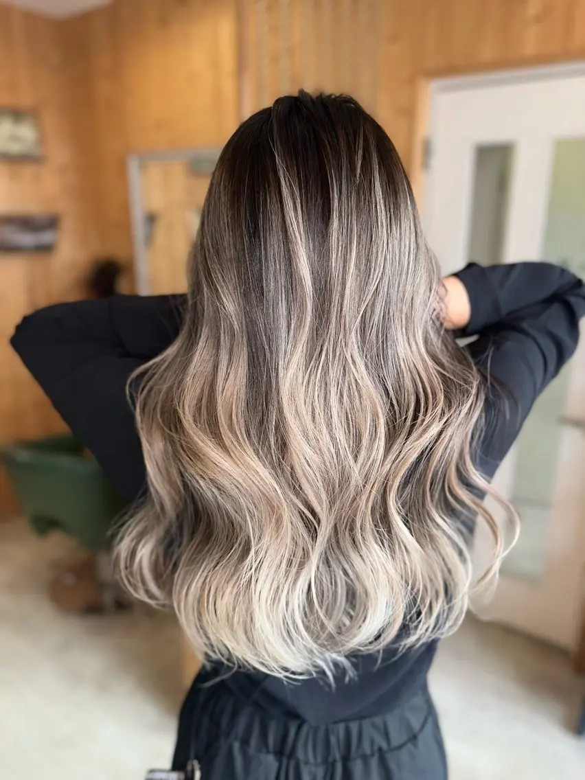 ロング カット ヘアカラー ハイトーン belle ナホのヘアスタイル