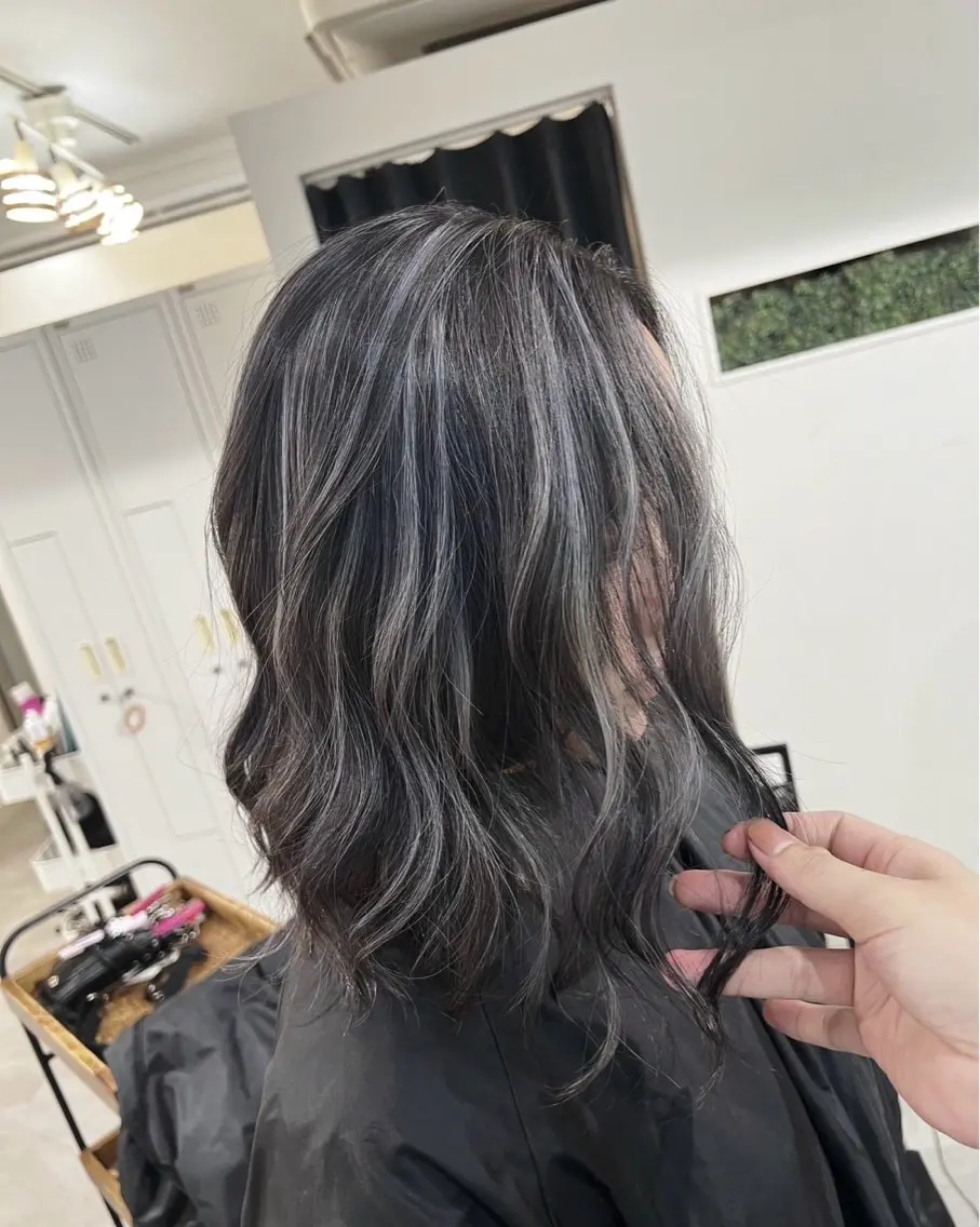 ミディアム カラー ダークグレー ダークグレージュ グレージュ ハイライトカラー ハイライト 指名数No.1 /NAOYAのヘアスタイル