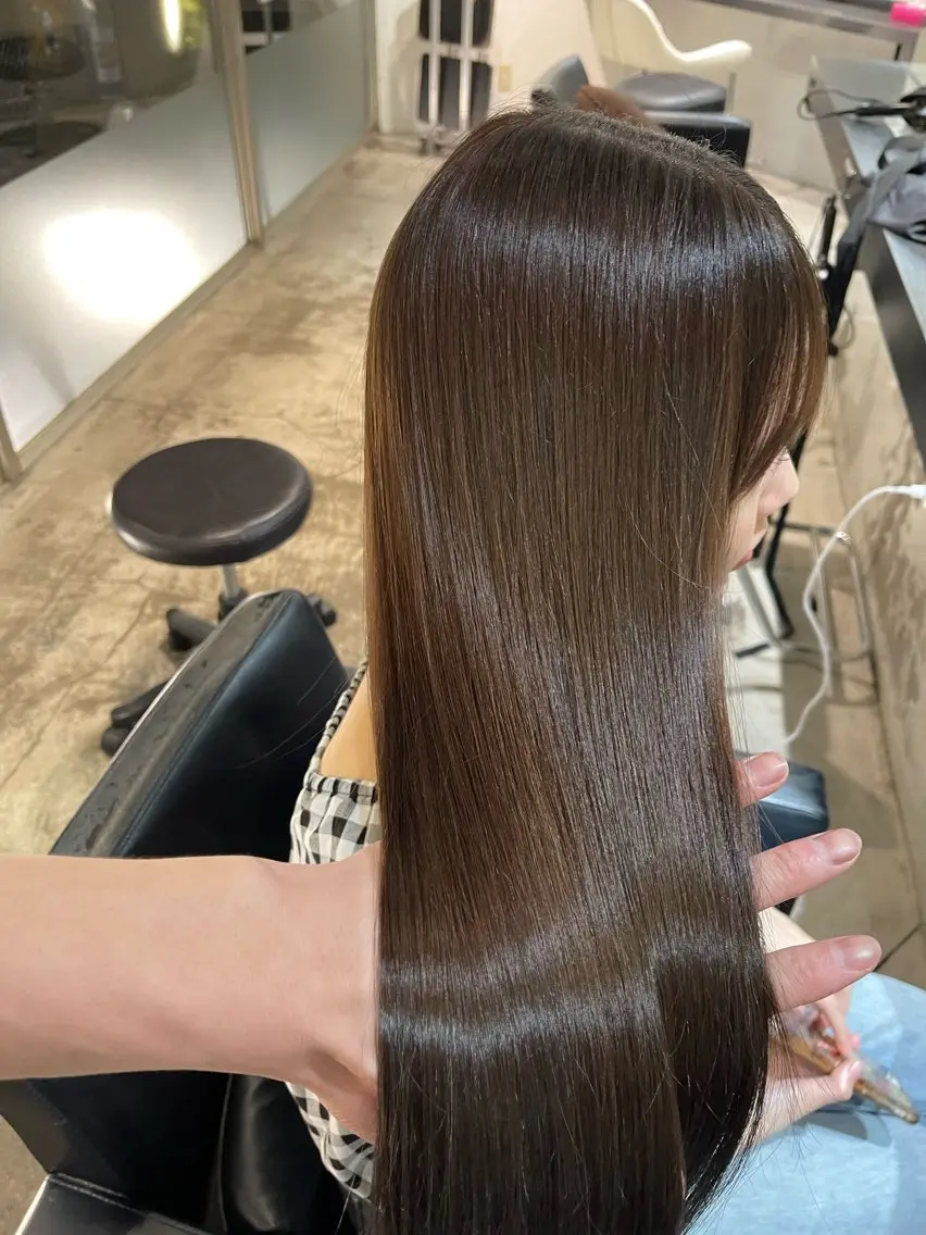 ロング カラー グレージュ オリーブグレージュ オリーブグレー 髪質改善 トリートメント WELLY TO KYOメンズカットのヘアスタイル