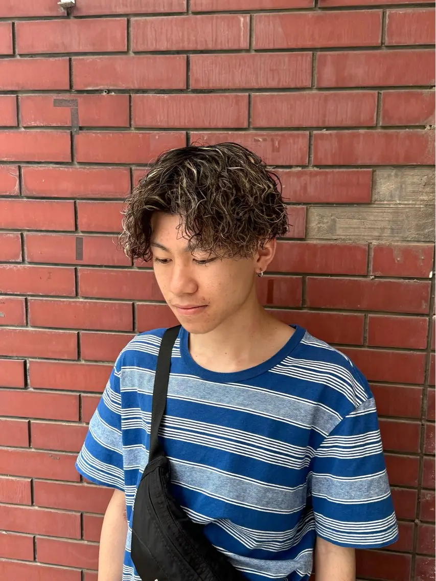 カラー パーマ メンズ センターパート メンズハイライト 波巻きパーマ ハイライトカラー 柏メンズカットパーマ NO.1タイチのヘアスタイル