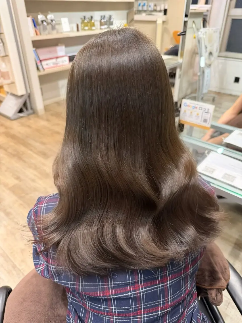 セミロング ヘアカラー ヨシタニ ヒナタのヘアスタイル