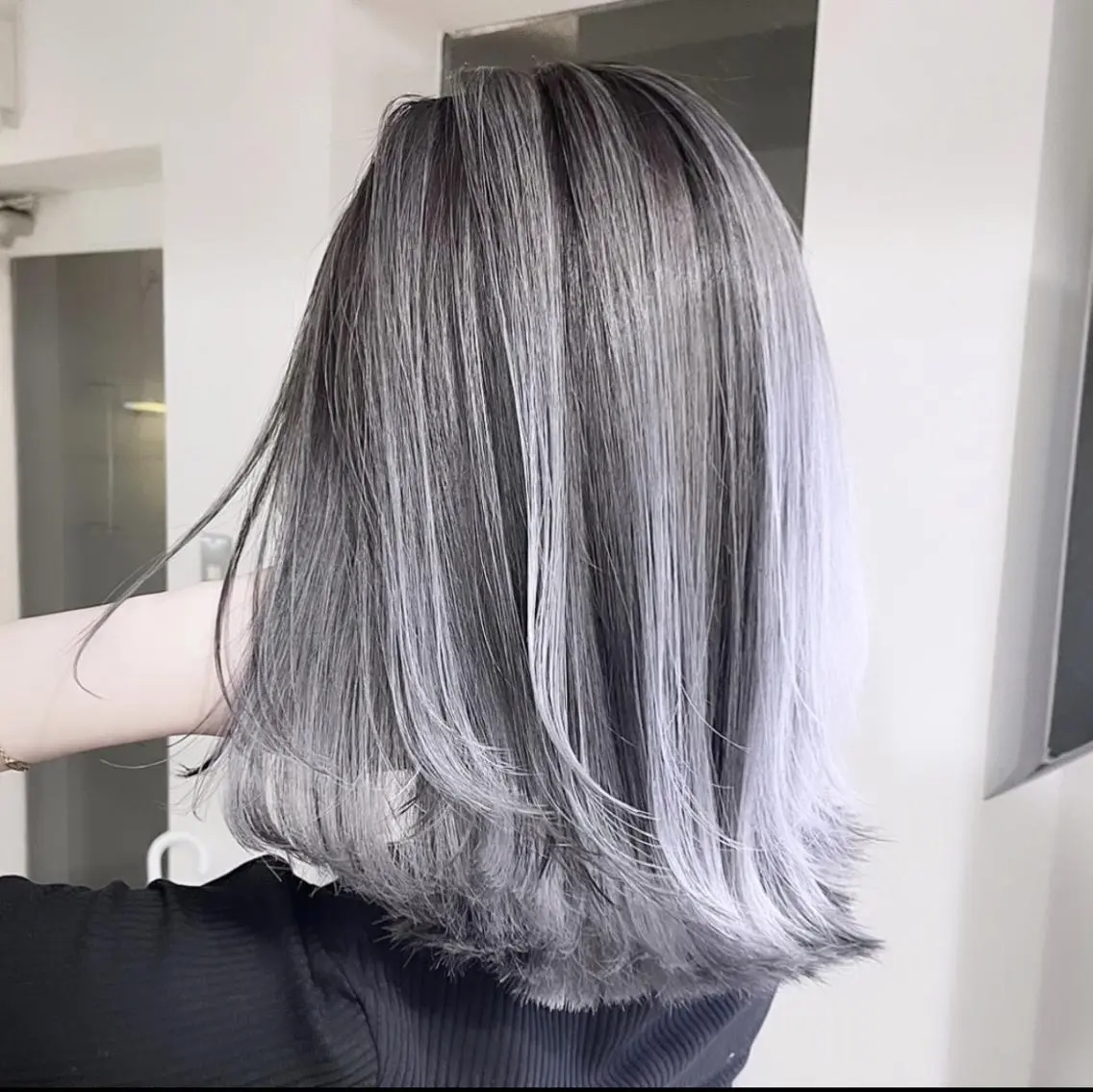 セミロング レイヤーハイライト ブリーチJUNKIのヘアスタイル