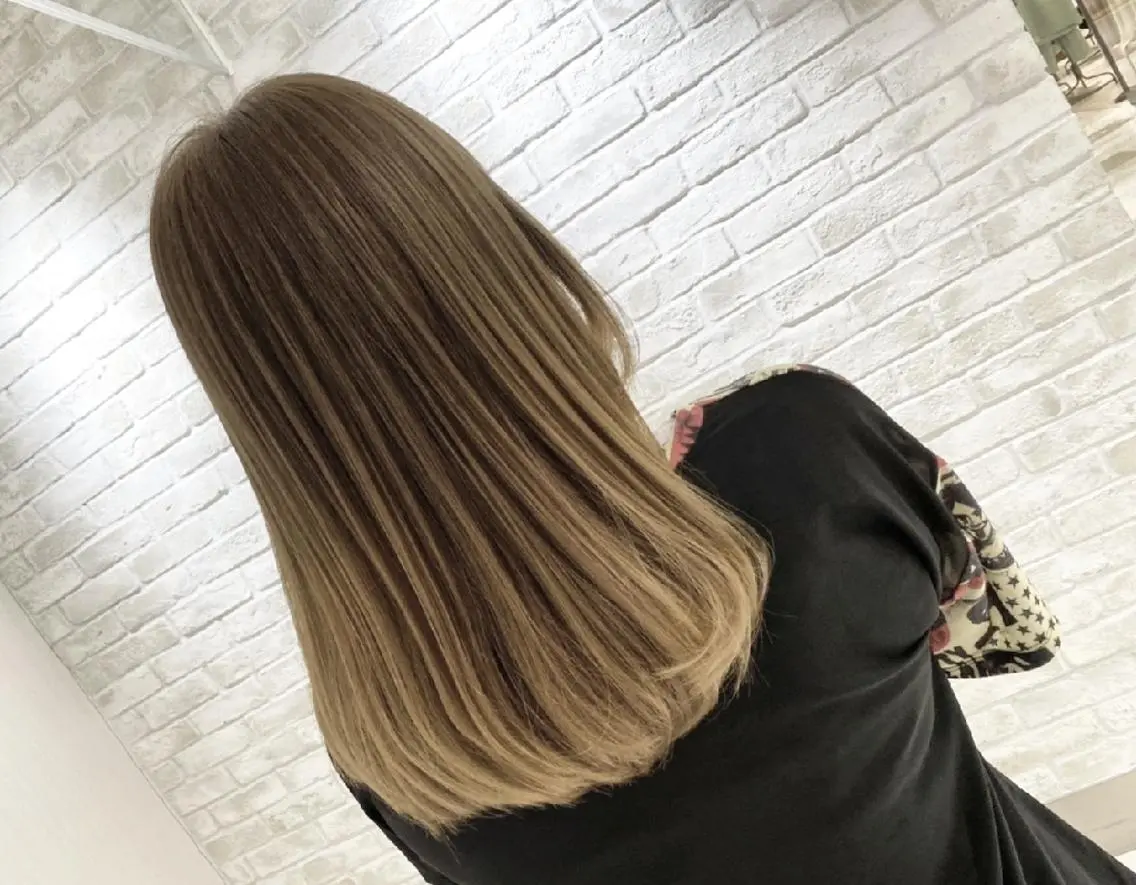 セミロング カラー ベージュカラー イエローカラー 大場 友稀のヘアスタイル