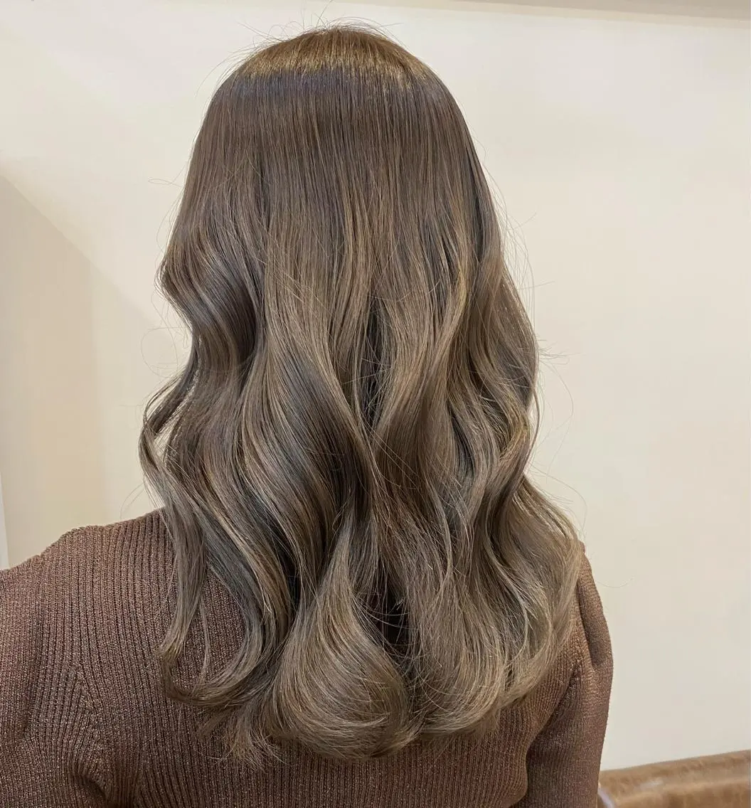 セミロング カラー ブリーチ ケアブリーチ グレージュ マンツーマン 美容師💚コウブチのヘアスタイル