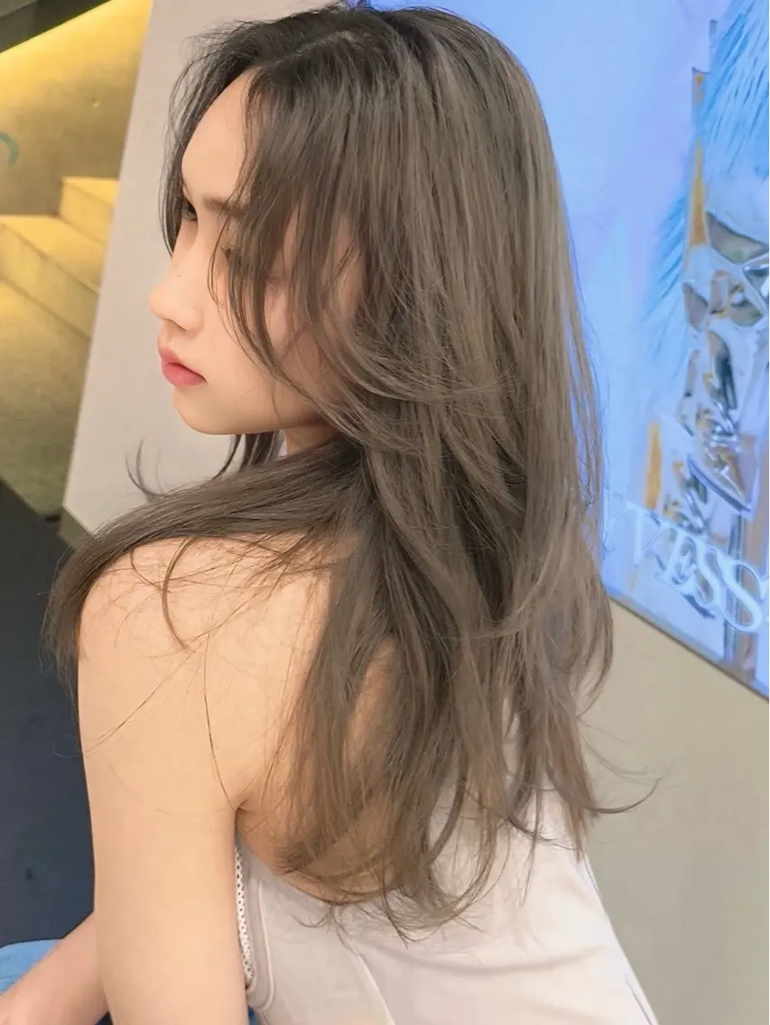 ロング カラー 岩田 紗奈のヘアスタイル