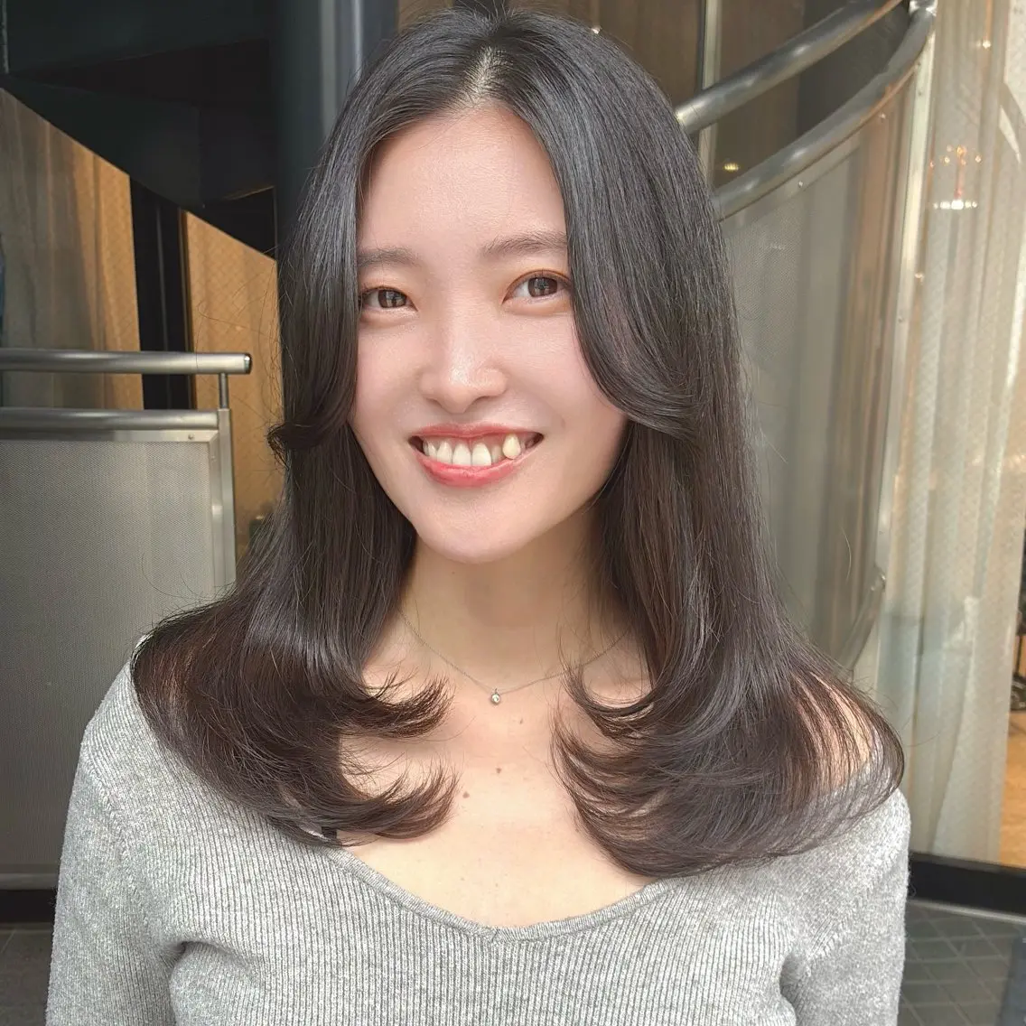 ミディアム レイヤーカット カット ヘアカラー calna 古賀 菜摘のヘアスタイル