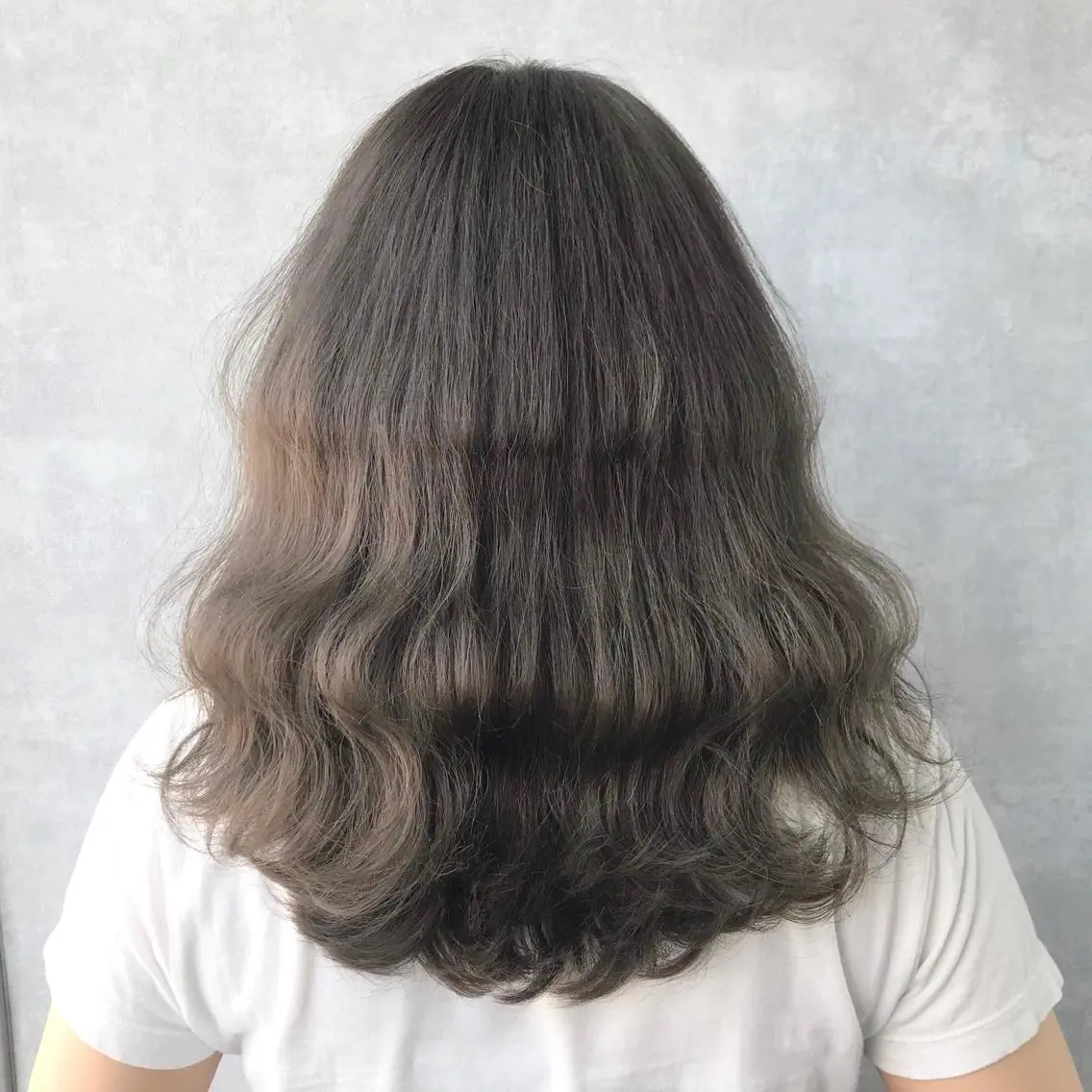 ミディアム カラー アッシュ アッシュグレー ベージュカラー ブリーチ タンバルモリ K-POP好き美容師 🇰🇷Kai.Yのヘアスタイル