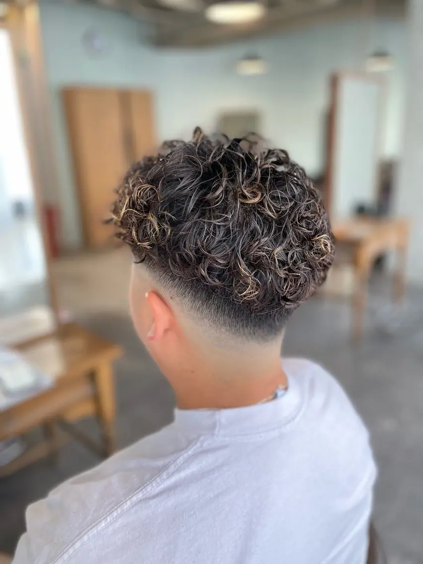 ショート カラー パーマ メンズ メンズブリーチ フェードカット メンズハイライト メンズメッシュ メンズパーマ ヘアカラー ∮フェードスタイル∮ 加藤嘉陛のヘアスタイル