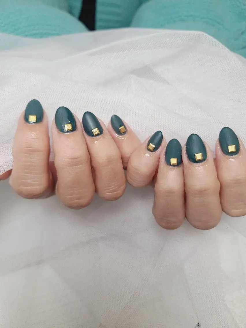 ネイル ジェルネイル ゴールド グリーン マットネイル ショートネイル Nailroom3  古屋のネイルデザイン