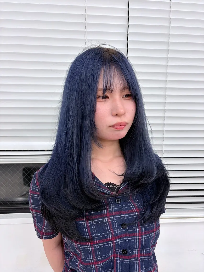 ロング カラー ヘアカラー 縮毛ブリーチ／黒染め 複雑履歴／ホワイトのヘアスタイル