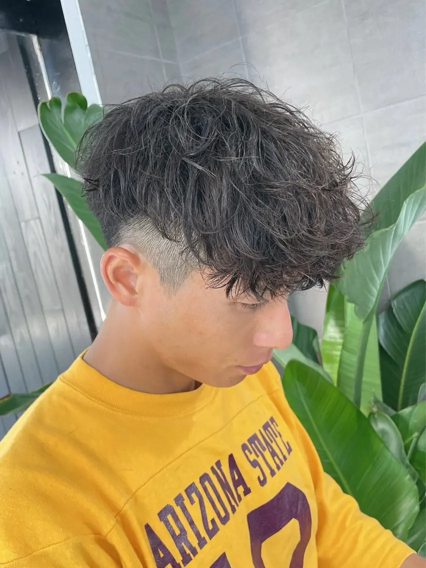 パーマ メンズ スペインカール 刈り上げ MIKA/カラー モデル募集中のヘアスタイル