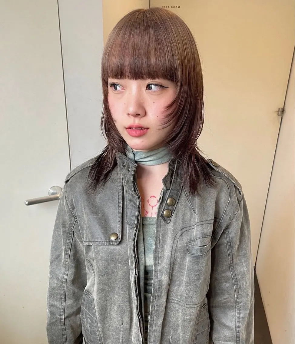 ミディアム カラー ミディアムレイヤー 顔まわりレイヤー レイヤーカット ウルフカット ウルフレイヤー カット ヘアカラー トリートメント MIU/ルーツカラー 顔まわりレイヤーのヘアスタイル