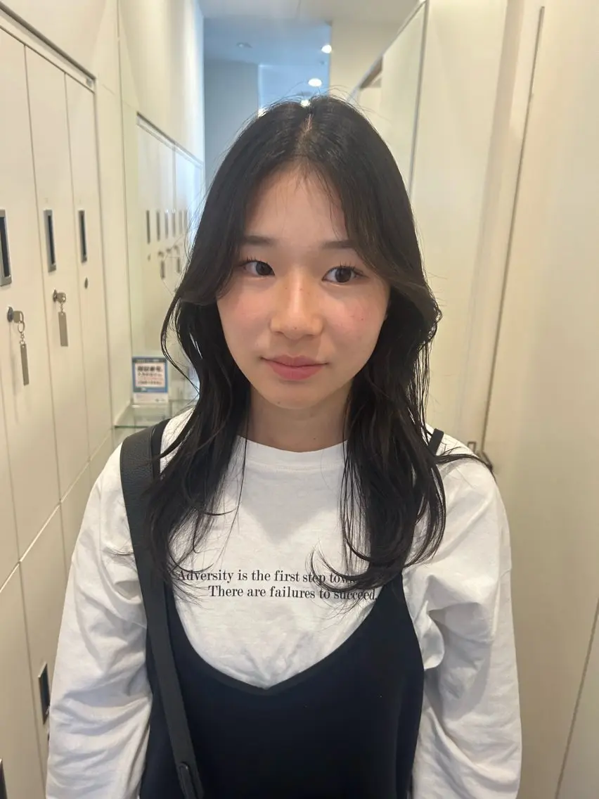 セミロング くびれヘア 顔周りカット レイヤーカット 山本 夏樹のヘアスタイル