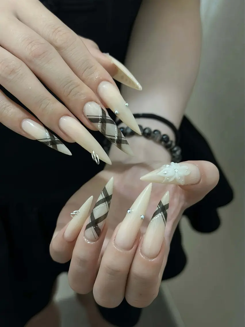 ネイル チークネイル ドット フレンチネイル グラデーション ハート ハンドネイル ハンドケア Eli Muse 新宿ネイルのネイルデザイン