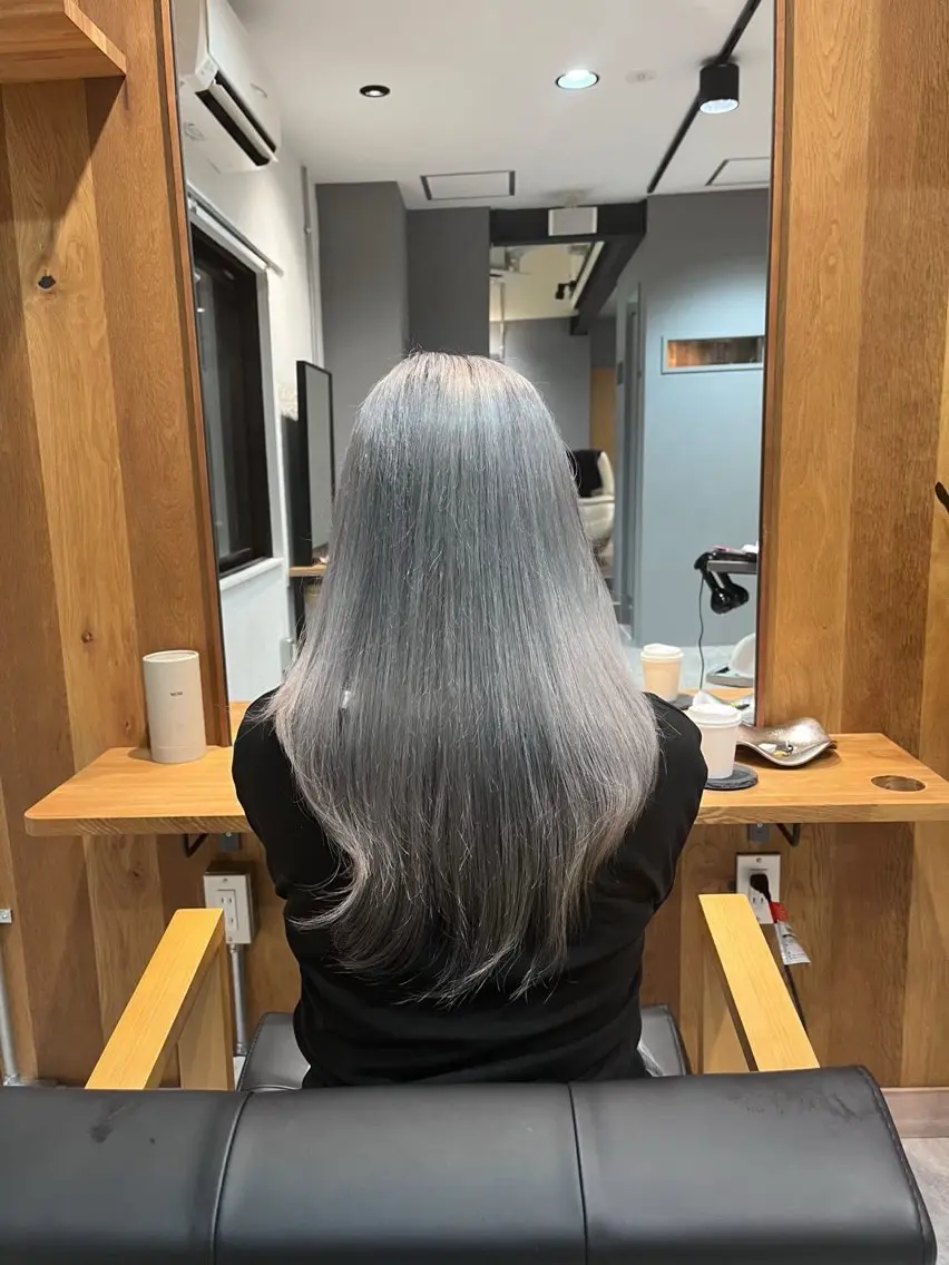 ロング ヘアカラー ミヤウチ セイナのヘアスタイル