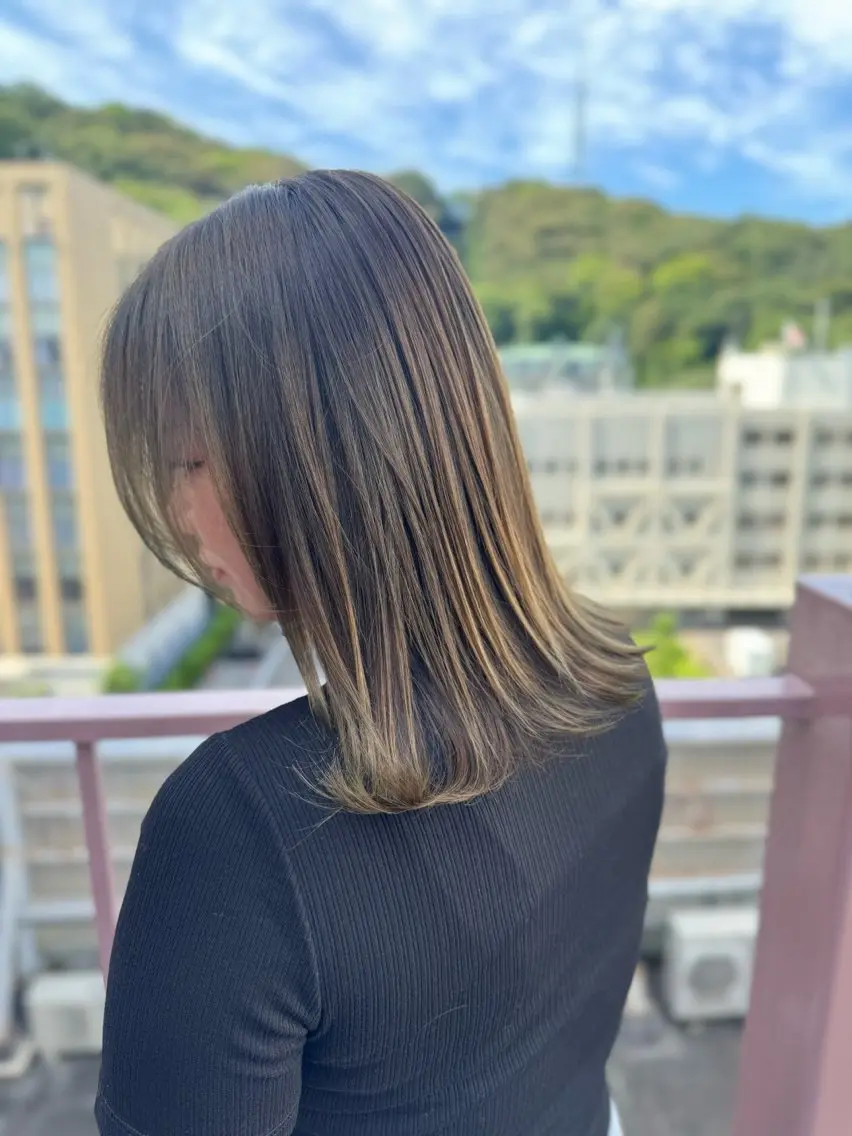 ミディアム カラー グレージュ オリーブグレージュ オリーブグレー カット ヘアカラー トリートメント Viage （ビアージュ）のヘアスタイル