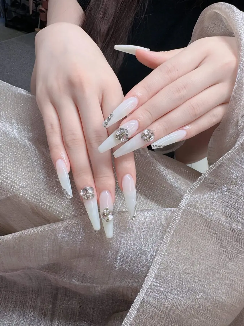 ロング 韓国風ヘア Anh 歌舞伎町のネイルデザイン