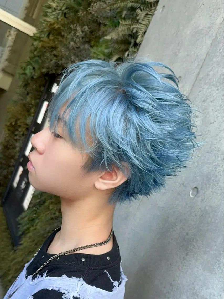 カラー メンズ メンズブリーチ メンズハイトーン ブリーチ ブルーカラー ハイトーンカラー ヘアカラー ✨レイヤー×ブリーチ ✨アニメ好き/僚汰のヘアスタイル