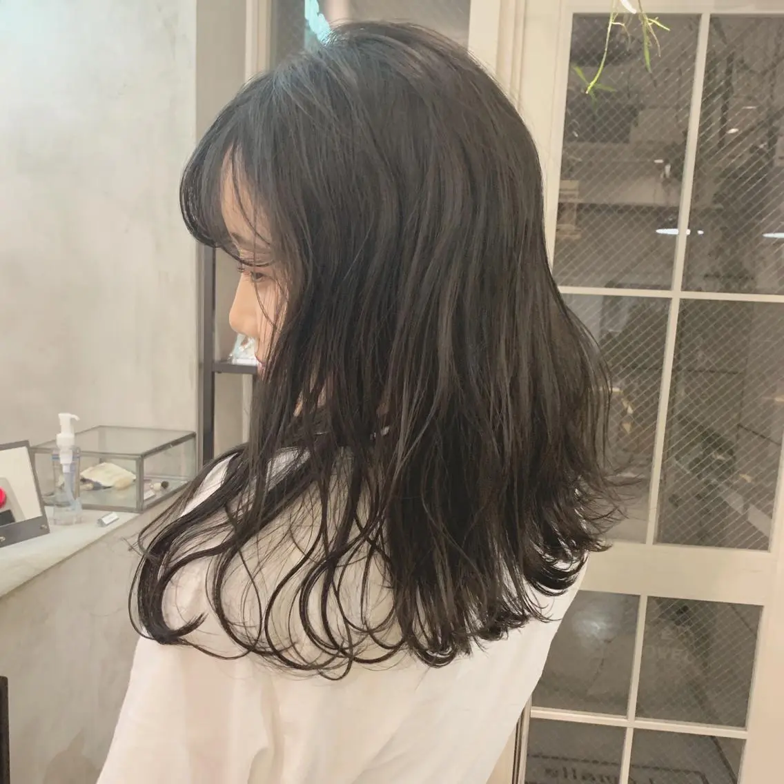 セミロング カラー ネイル ハイトーンボブ 前田 表参道　グレージュのヘアスタイル
