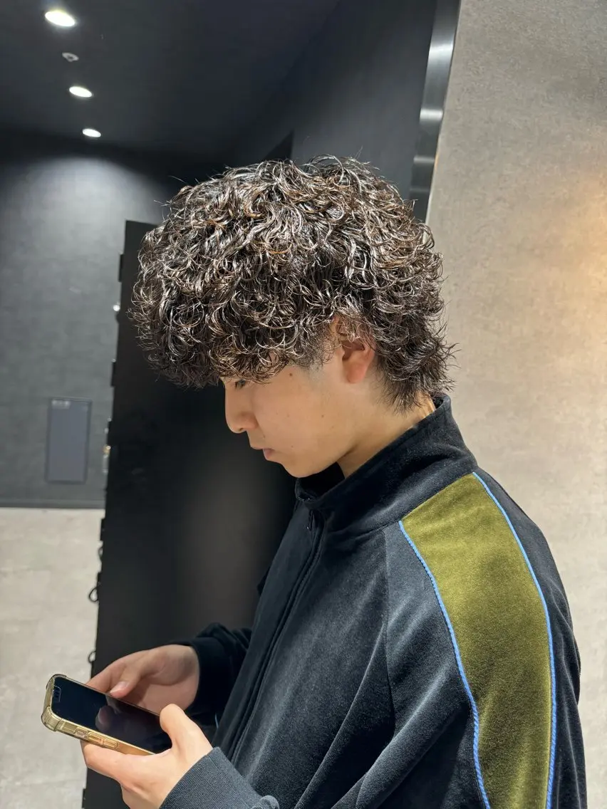ショート カラー パーマ ヘアアレンジ メンズ メンズブリーチ センターパート メンズハイライト メンズハイトーン マッシュ スパイキー/フェザー /波巻き/かいとのヘアスタイル