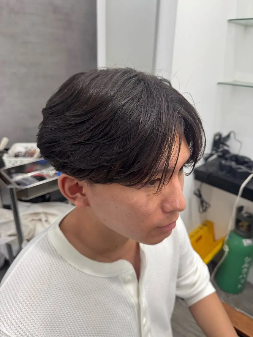パーマ メンズ センターパート フェザーパーマ メンズパーマ ニュアンスパーマ カット パーマ メンズヘア カット、パーマ特化のヘアスタイル