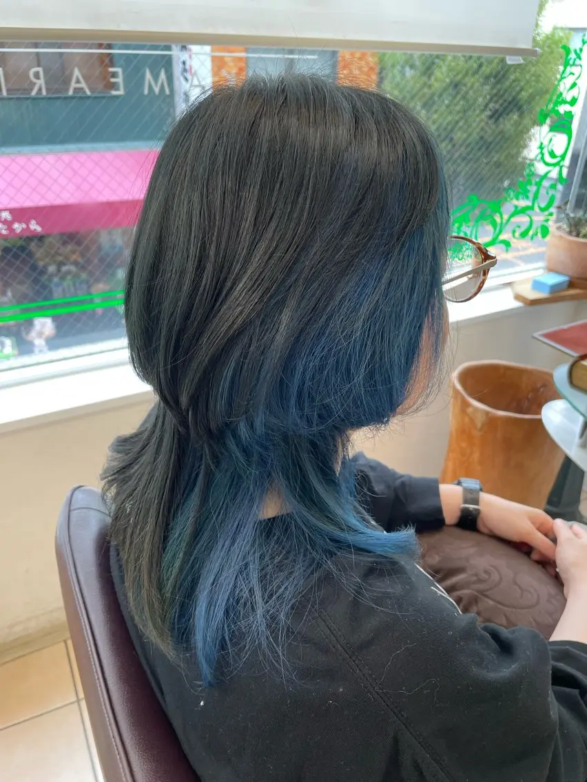 ミディアム カラー ブルーカラー インナーカラー ウルフカット 宗村 嘉哉のヘアスタイル