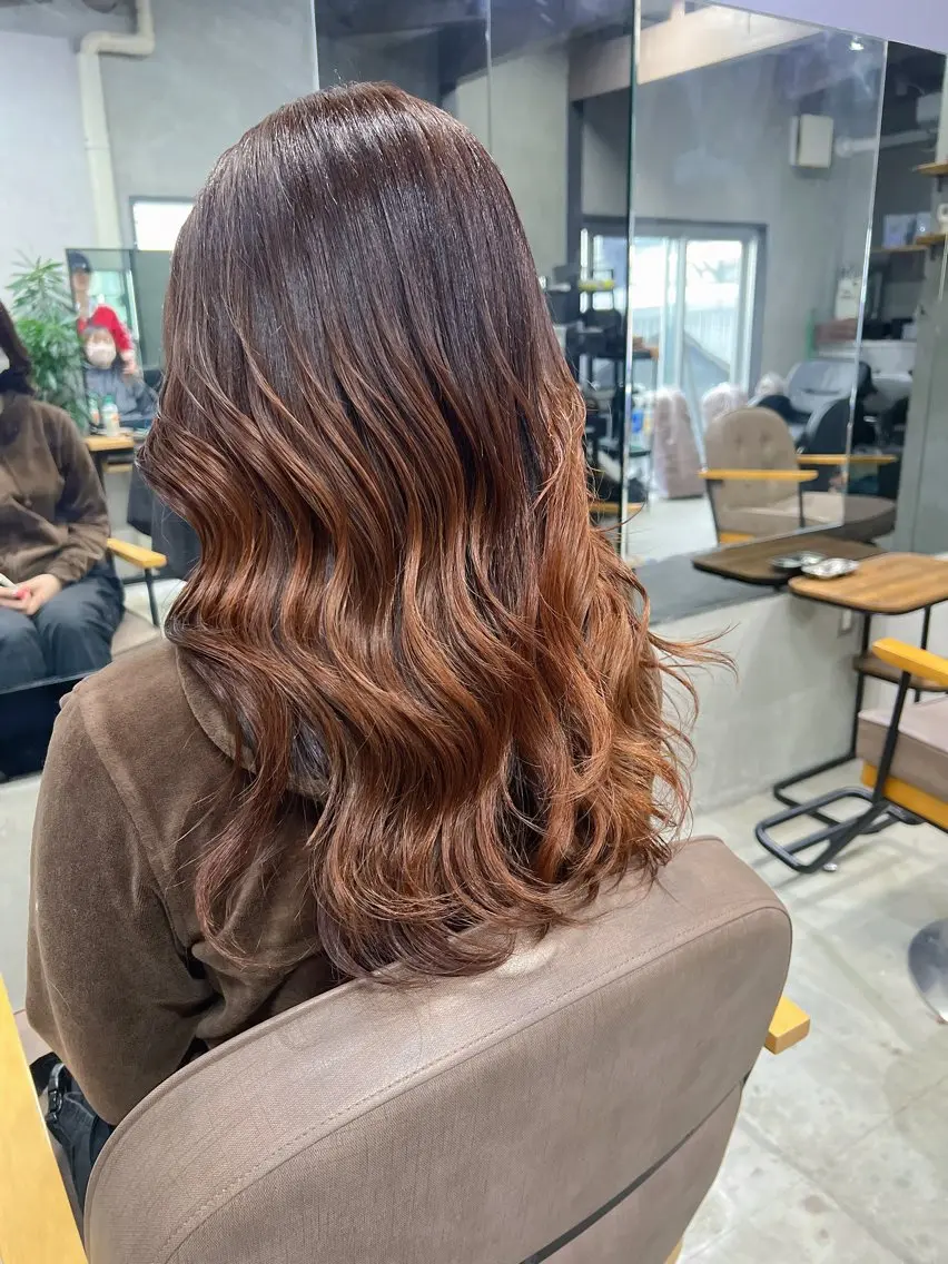 セミロング オレンジブラウン YUI ハイトーンカラーのヘアスタイル