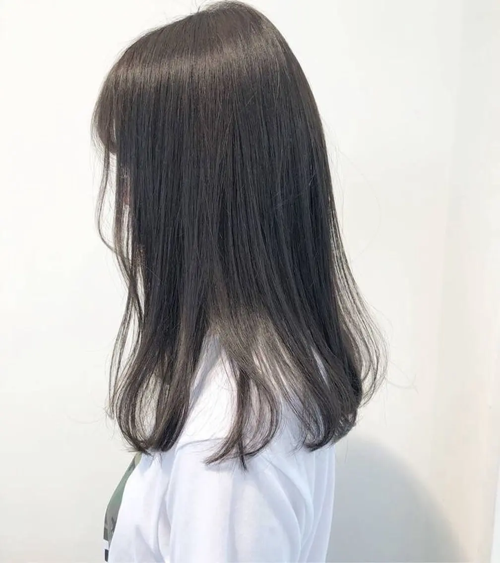 セミロング アッシュ カット 中西 榛菜のヘアスタイル