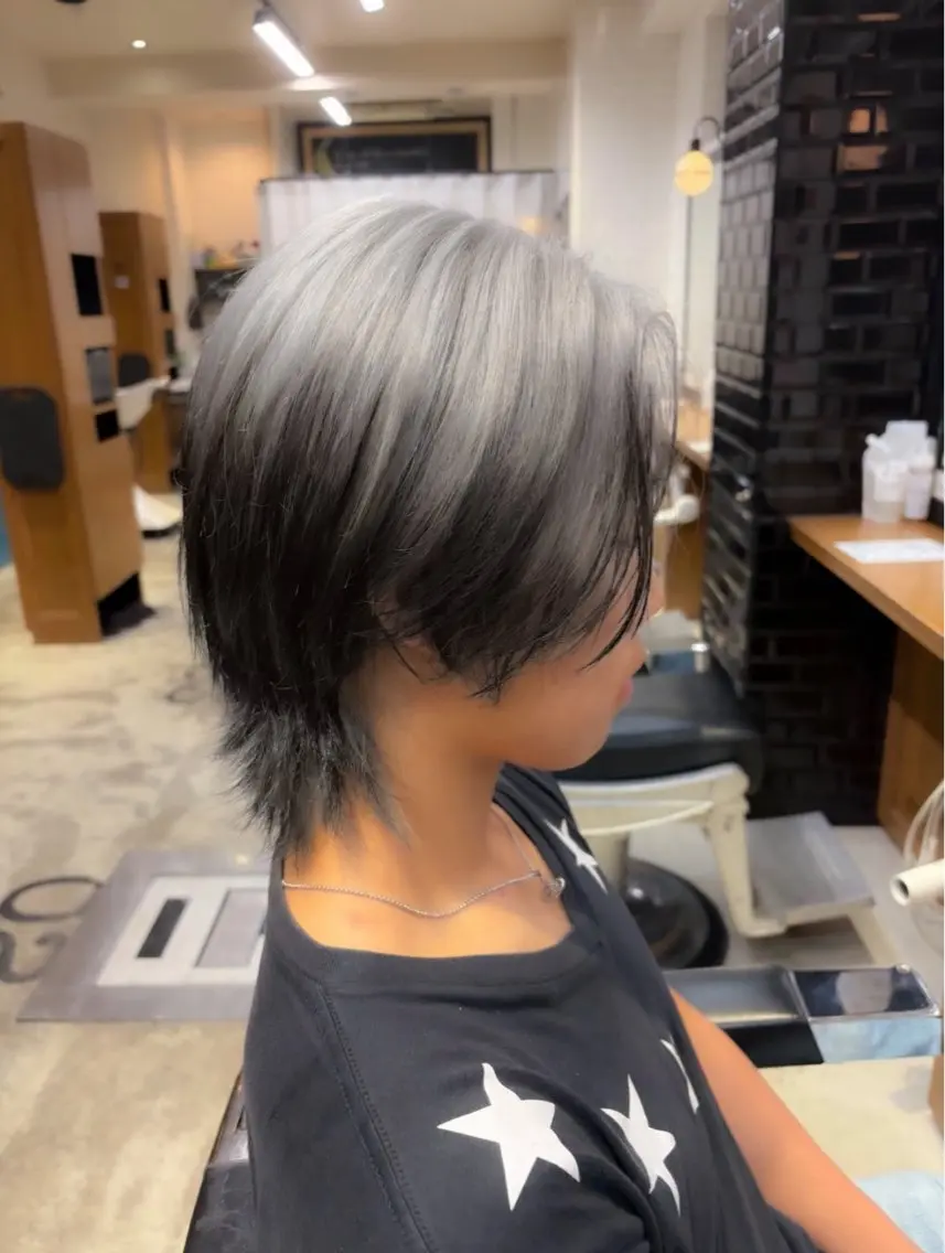 ミディアム カラー パーマ ヘアアレンジ メンズ キッズ センターパート マッシュ 黒髪 ブロンド ホワイトブロンド カット ヘアカラー メンズ カラー特化/ カラー特化/池田海斗のヘアスタイル