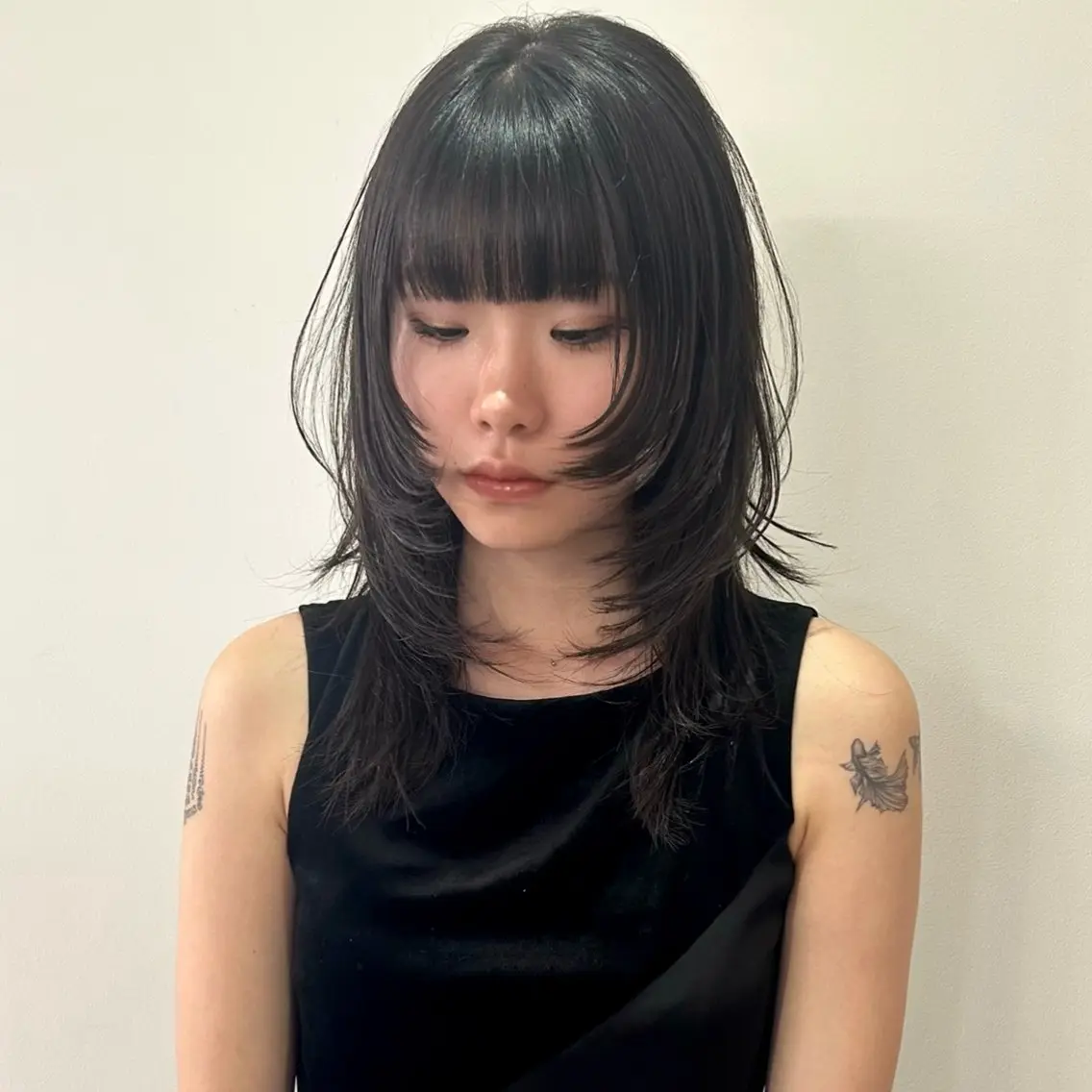 ミディアム カラー ブリーチ 透明感カラー ダブルカラー ブリーチなしカラー 顔まわりレイヤー カット ヘアカラー トリートメント nonoka オリーブ/レイヤーのヘアスタイル