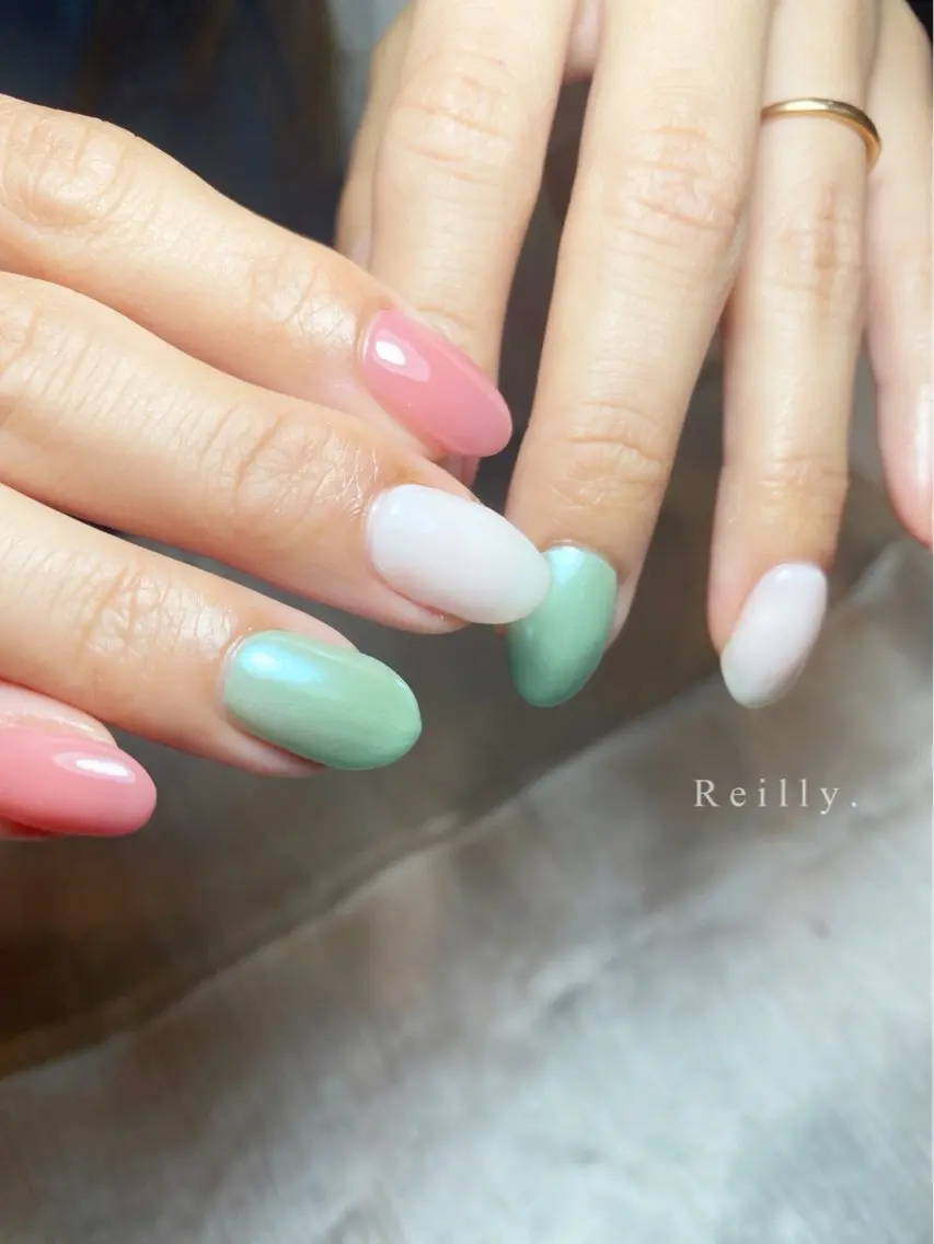 ネイル フラッシュネイル フレンチネイル ジェルネイル グラデーション ラメ(グリッター) ハンドネイル ハンドケア Marina 《REILLY.》のネイルデザイン
