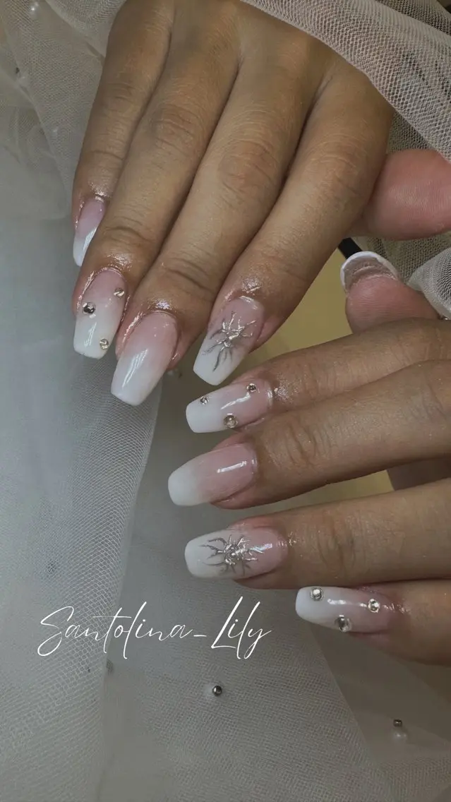 ネイル アートネイル グラデーション ホワイト ハンドネイル Santolina Lilyのネイルデザイン