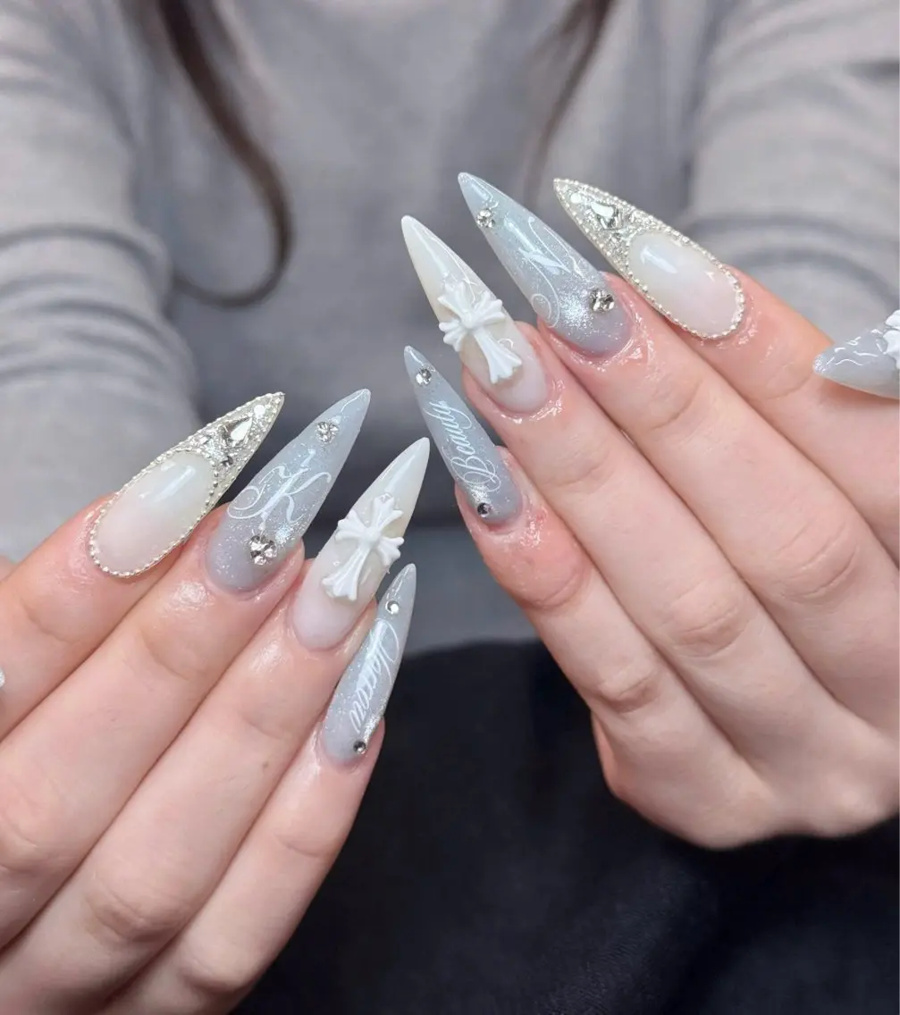 ネイル キラキラネイル 持ち込み シルバー ホワイト Iconic Nailのネイルデザイン