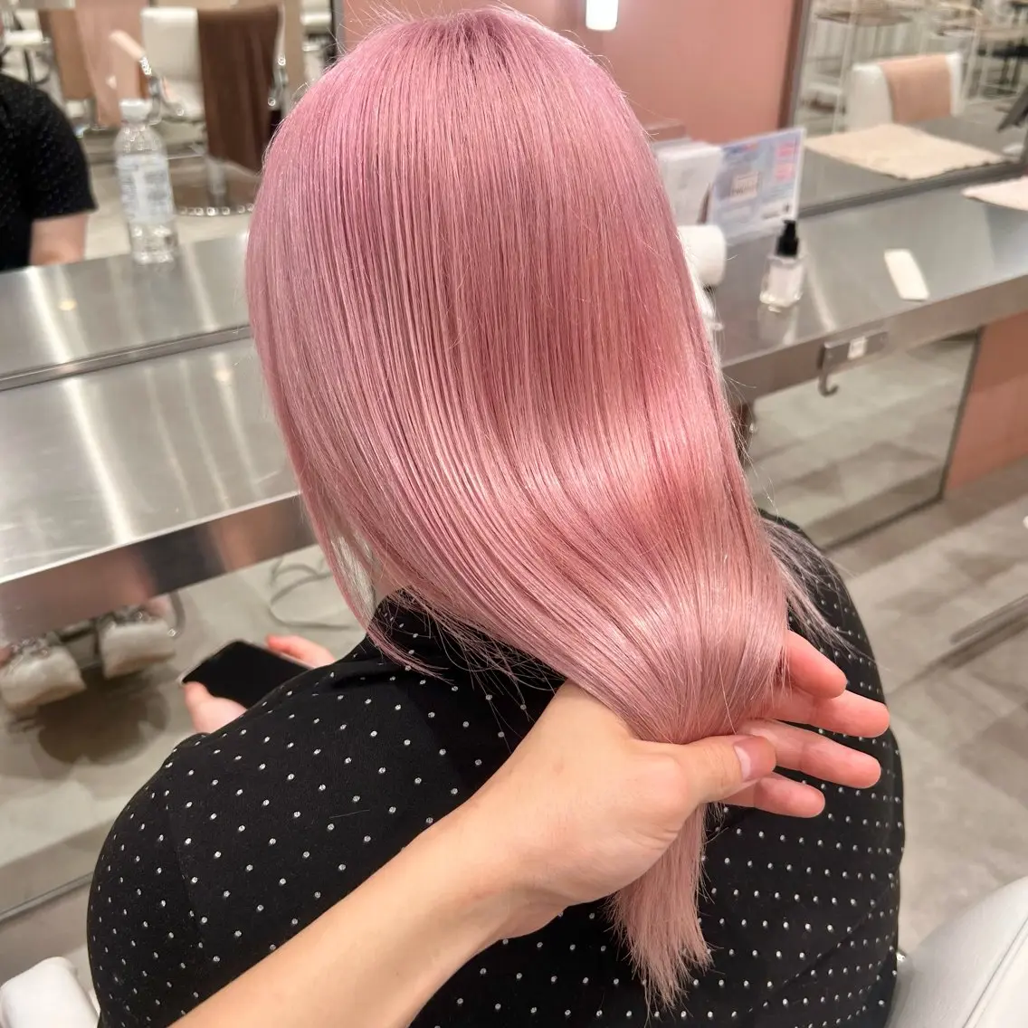 セミロング カラー ブリーチ ピンクカラー カット ヘアカラー トリートメント ミルクティーベージュ /ブリーチ/Wカラーのヘアスタイル