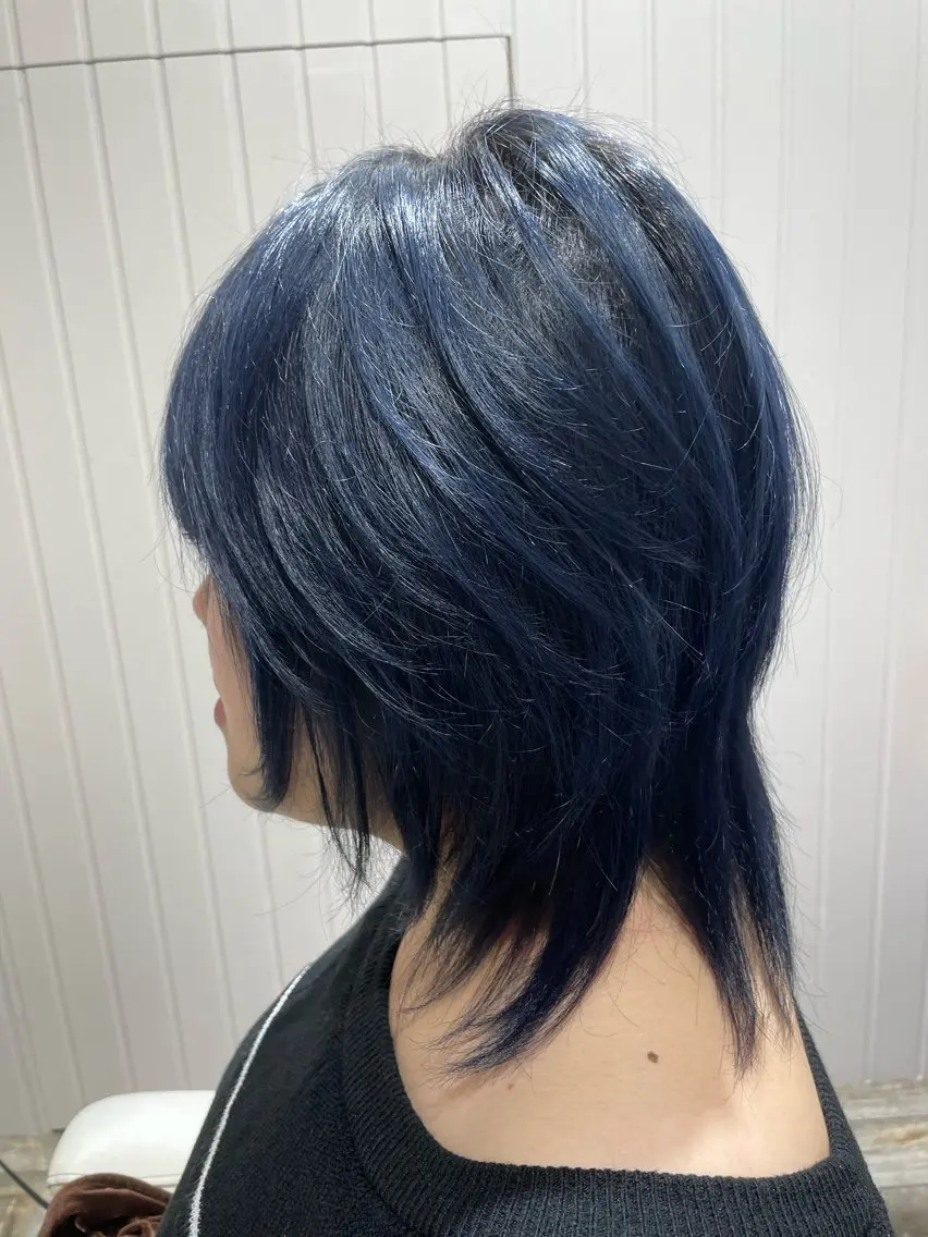 ミディアム カラー ブルーカラー ネイビーカラー ウルフカット 岩本 ヨシハルのヘアスタイル