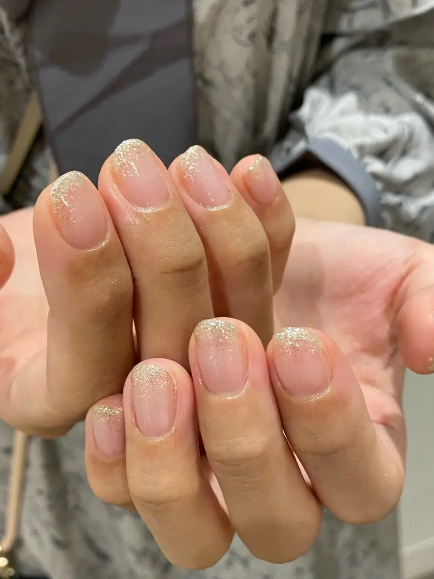 ネイル グラデーション ラメ(グリッター) ラメグラデーション しほ (quro.n)のネイルデザイン