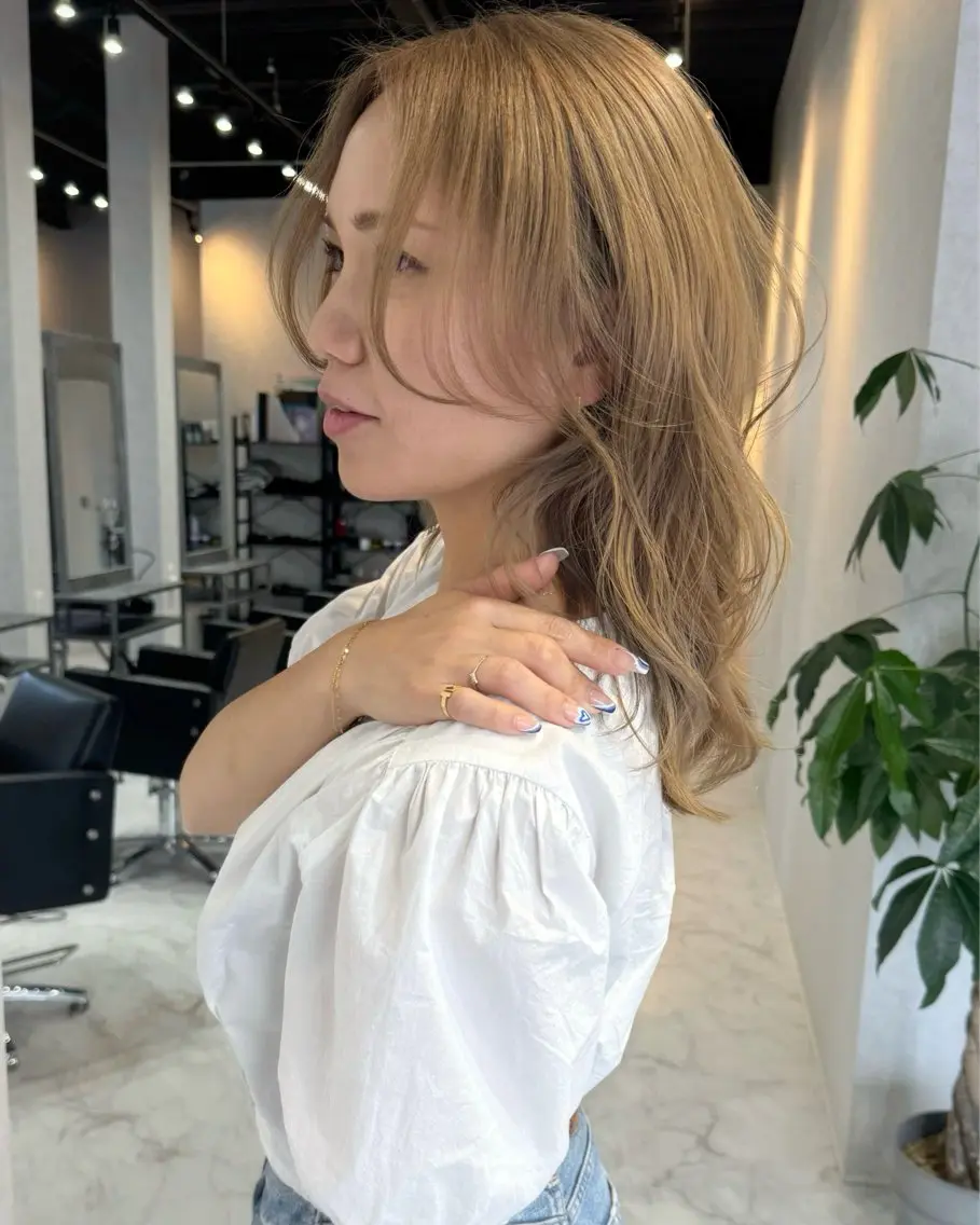 ミディアム カラー ヘアアレンジ バレイヤージュ ブリーチ ダブルカラー ハイライトカラー ハイトーンカラー カット ヘアカラー トリートメント アンドウ ユウ/ レイヤーカット/韓国のヘアスタイル