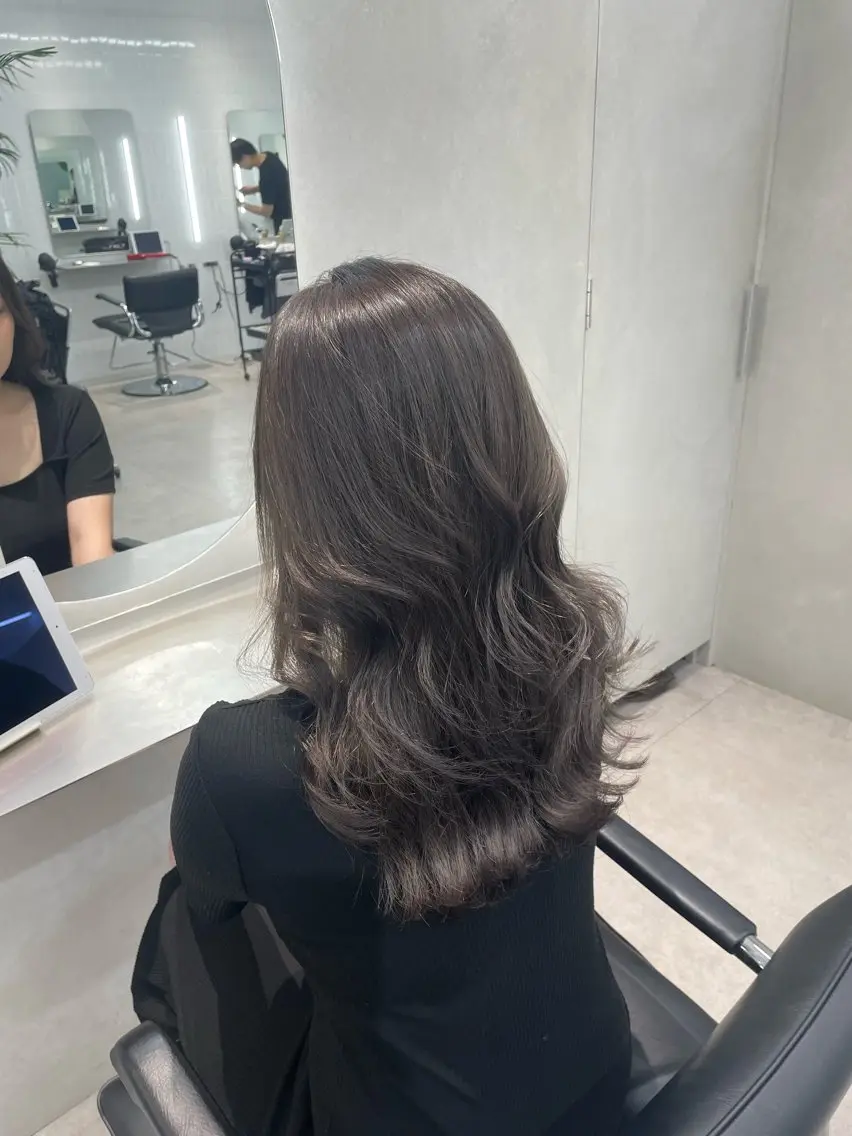 ロング ヘアカラー ハイトーン デザインカラーのヘアスタイル