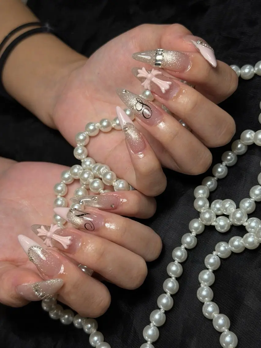 ネイル フラッシュネイル フレンチネイル グラデーション キラキラネイル 韓国ネイル ハンドネイル nyunn nailのネイルデザイン